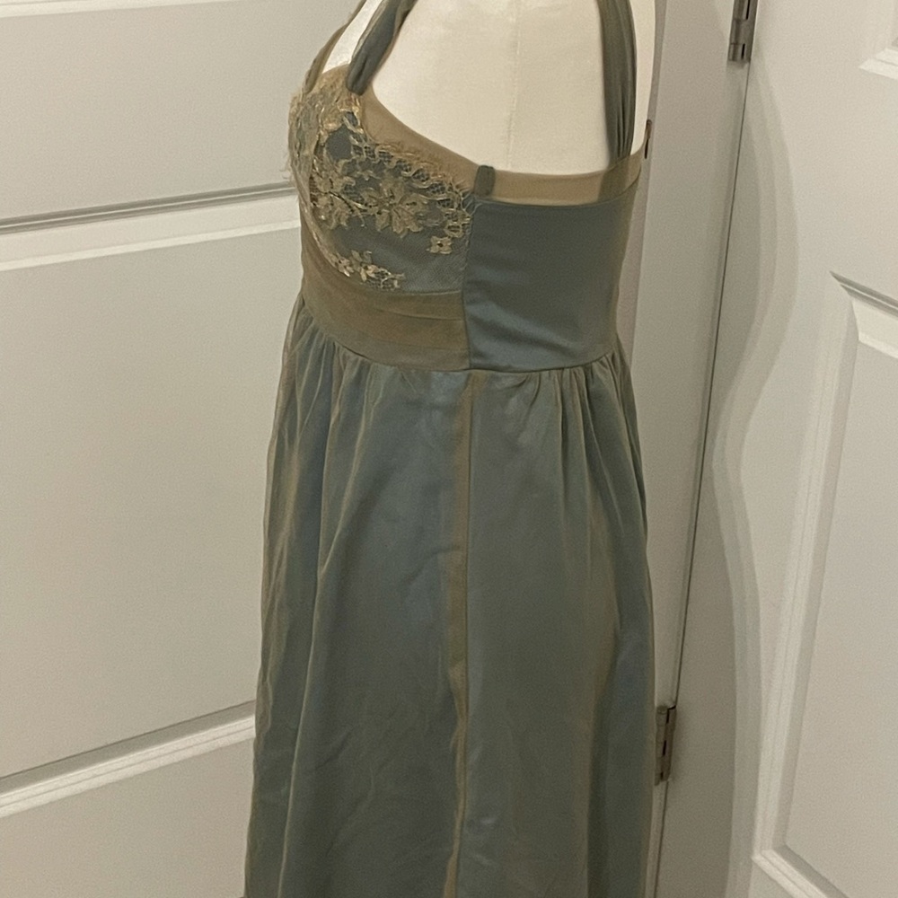 Left of Center Vintage Anthropologie
Worn Three Times
Teal/Gold Dress.
Size 4. - Picture 4 of 11